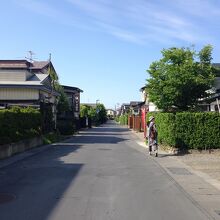 無電柱化されているので広々。車は通るので注意