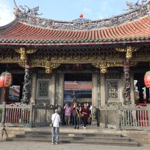 何重にも門みたいな壮麗建築があります