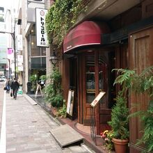 入口の回転ドアが渋い