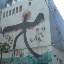 ビルの壁にシュールな絵が描かれたりしています。