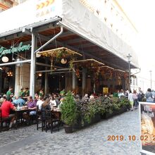 テラス席は満席