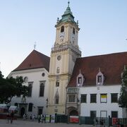 旧市街地の中心のフラヴネー広場に面していて、時計塔のある建物