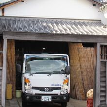 店名の書かれたトラック