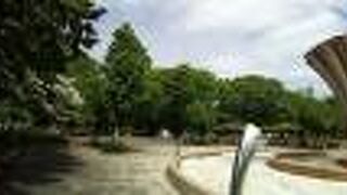 噴水、沢山の樹木、運動場