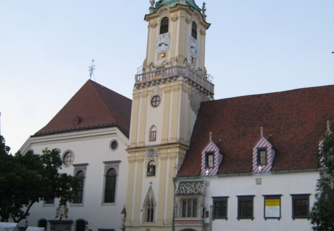 旧市街地の中心のフラヴネー広場に面していて、時計塔のある建物