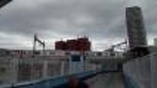 北千住から都心を横断して中目黒を結ぶ、たいへん便利な地下鉄