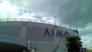 のんびりとした雰囲気のショッピングセンター