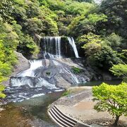美しい二段の滝