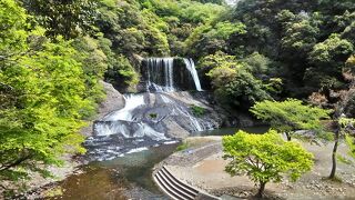 美しい二段の滝