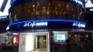 コーヒーを飲みながら、銀座四丁目交差点の人・自動車の動きを眺める