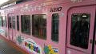 派手なカラーの外装の電車