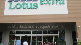 自転車を持って入店する人