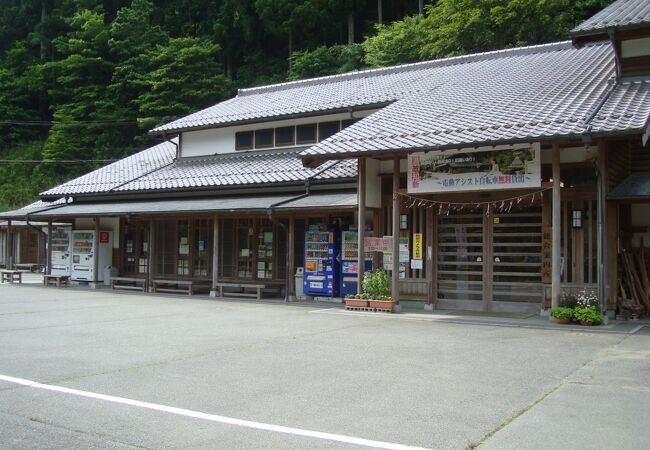 山間の自然の中に溶け込んだ駅　～　道の駅 美杉