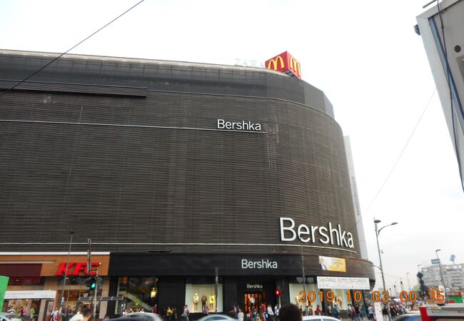 黒っぽい大きな建物には何故か「Bershka」の表示