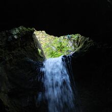 真下から見た滝口の穴
