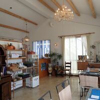 食事は隣のカフェで　ゆっくり体に優しいメニューでいただきます