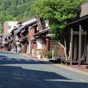 落ち着いた古い商家の街並み