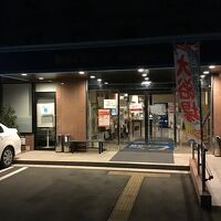 夜の正面入り口