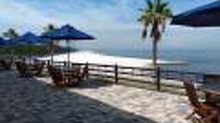 マーブルビーチを堪能できるテラス