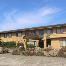 廃墟のホテルにクルマを停められます