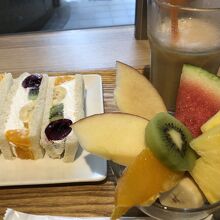 フルーツサンド990円