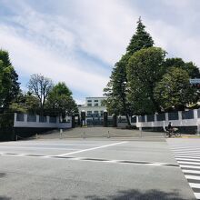 鮫ヶ橋坂から見る学習院初等科