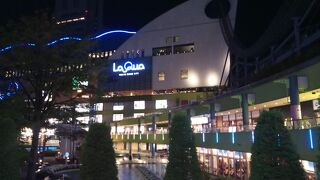 温泉や遊園地の娯楽施設・飲食店・ショッピングモールが充実