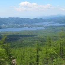 登山道から大沼湖、小沼湖を見ています