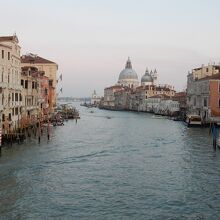 運河の先に見える教会（アカデミア橋から）