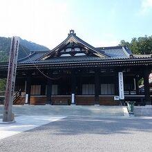 突如，現れるでっかいお寺