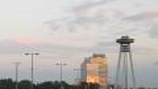 ドナウ川に架かる新橋の上にあるUFOの形の展望台