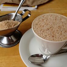 チャイには地元の甜菜糖を入れて