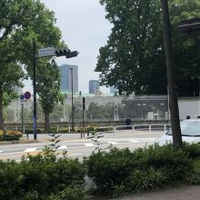 向かいは迎賓館。路駐しやすくて便利（ごめんなさい）