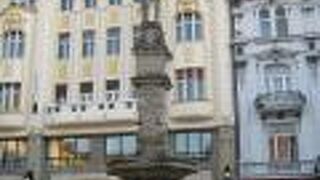 ブラチスラヴァの中心部のフラブネー広場にある噴水