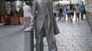 シルクハットを脱いで挨拶しているように見える像