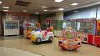 レトロなゲームコーナーが印象的