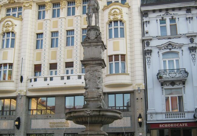 ブラチスラヴァの中心部のフラブネー広場にある噴水