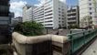 川沿いはビルだらけ