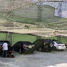駐車場は、打ちっ放しの網の下！？