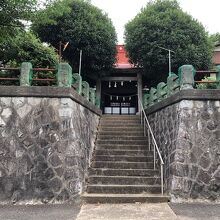 通りから見た神社