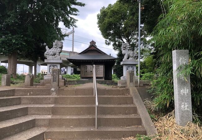 神社へは、東側（和泉川側）からアクセスできる