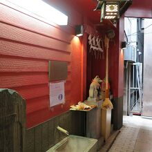 お社は壁、そういうことですね