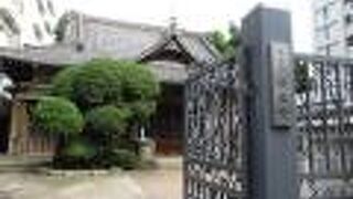 本堂大屋根が風格を感じます。