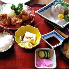 『本日のランチ』コチの刺身、鶏の唐揚げ大3個、冷や奴、漬物等