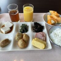 朝食はオーソドックス。近くにいたファミリーがうるさく残念