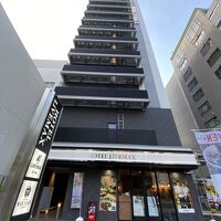 入口にある朝食会場のカフェとホテル外観