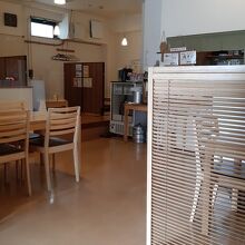 テーブル席と小上がり席が数席のこぢんまりとした店内。