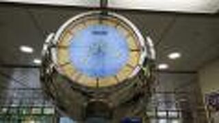 背の低めな銀色の時計