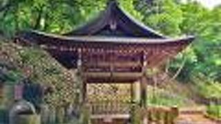 天神社の境内にある泉源