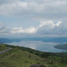 美幌峠レストハウスの窓から眺める屈斜路湖